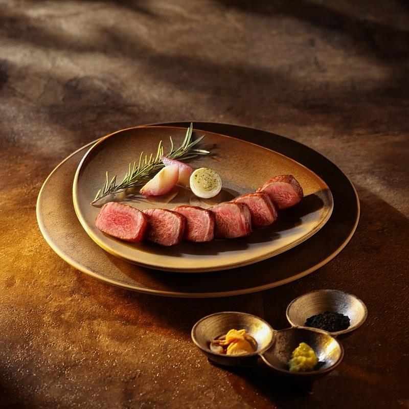 阪前鐵板燒即日起至2026年2月28日推出被稱為「日本和牛巔峰」的「日本A5黑樺牛老饕」,只要加價498元即可升級品嚐。