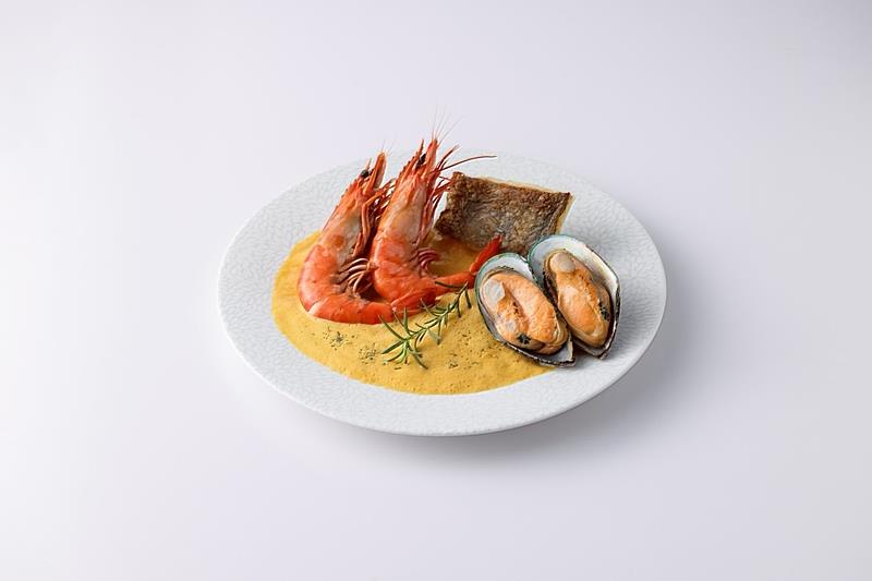 即日起到2026年1月30日期間,平日到全台夏慕尼內用2客套餐或1份雙人套餐,比愛心手勢、合照上傳FB、IG或Thread等社群,就款待1份價值680元的普羅旺斯海鮮盤。