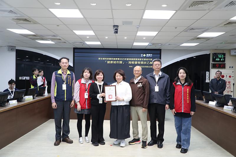 衛生局以「TEENS有話YOUNG說 接住青春的心,別讓沉默墜落」榮獲健康城市類海報獎優等。