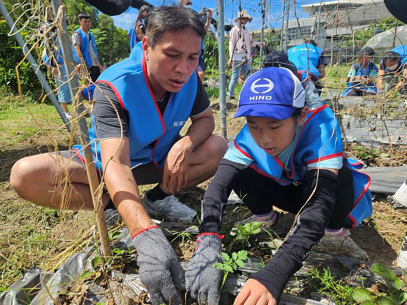圖三、長源汽車ESG行動率員工至「高雄－昱禾樂生態有機農場」，大小朋友一同下田，透過共學共作體驗親子互動的樂趣。