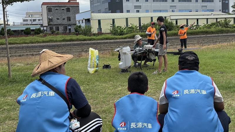 圖四、長源汽車ESG行動率員工至「台南－阿中生態農場」，體驗智慧農業，以創新農具推動友善農法（空拍機播種）。