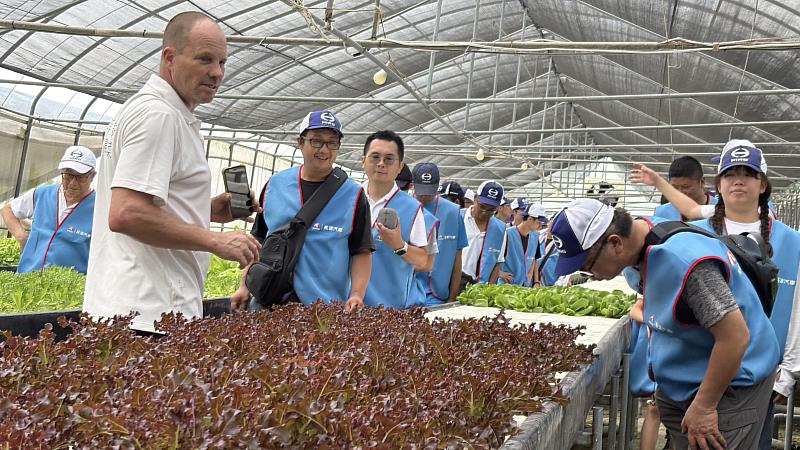 圖二、長源汽車ESG行動率員工至「嘉義－樂菲園農場」，體驗獨特的水耕無毒蔬菜栽種農法。