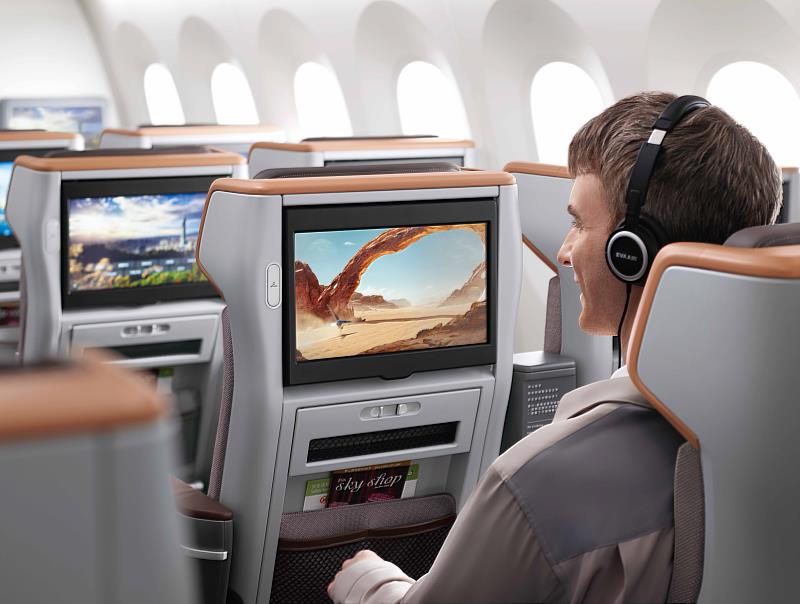 長榮航空第4代豪華經濟艙座椅增設頭靠兩側隱私隔板強調更好的隱密性,另配有15.6吋高畫質螢幕,大型收納空間、椅背螢幕下方儲物空間,提供旅客舒適的飛行體驗。