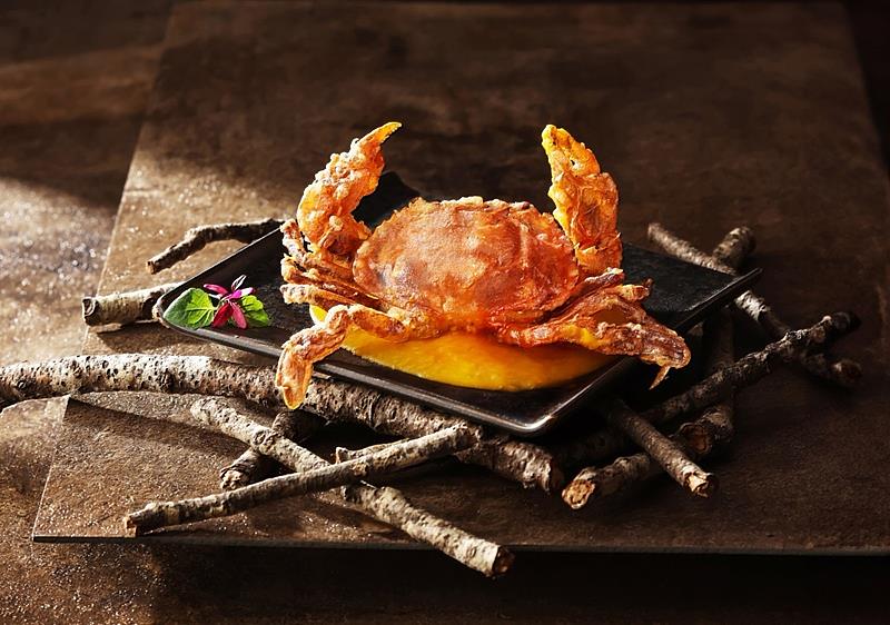 2026年1月2日至2026年2月28日期間,平日到店內用套餐,出示「阪前鐵板燒」社群活動貼文,並打卡分享,即款待1份價值396元的「黃金軟殼蟹天婦羅」。