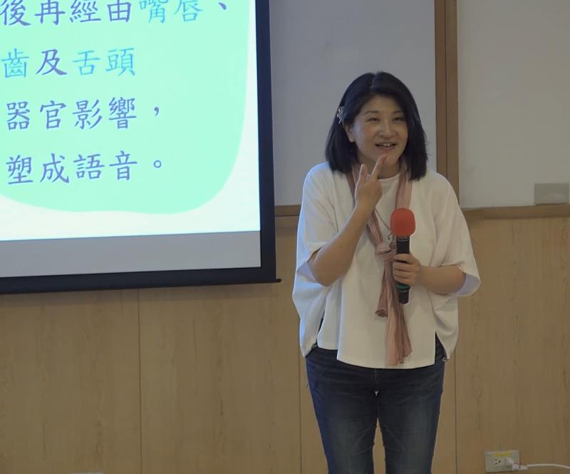 圖四、陳曉月老師演講。