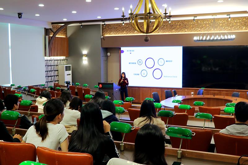 中金院金融職訓處每學期開設一系列就業精進課程,協助學生在踏入職場前建立清楚方向與求職即戰力,圖為職場作家孫苡心於中金院就業精進課程上課情形。(圖/中金院提供)