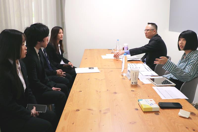 就業精進課程辦理模擬面試,邀請台灣人壽保險公司飛雁通訊處經理李良展(右2)與「職涯小夥伴Stella」社群媒體創辦人王心妤指導學生面試技巧。(圖/中金院提供)