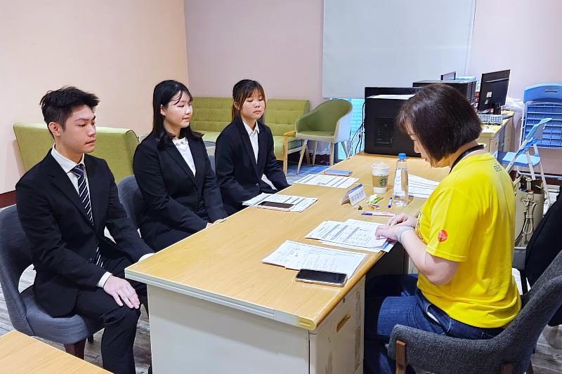 就業精進課程辦理履歷健檢,邀請中國信託商業銀行臺南市中華分行服務經理陳淑蓉協助學生履歷健檢。