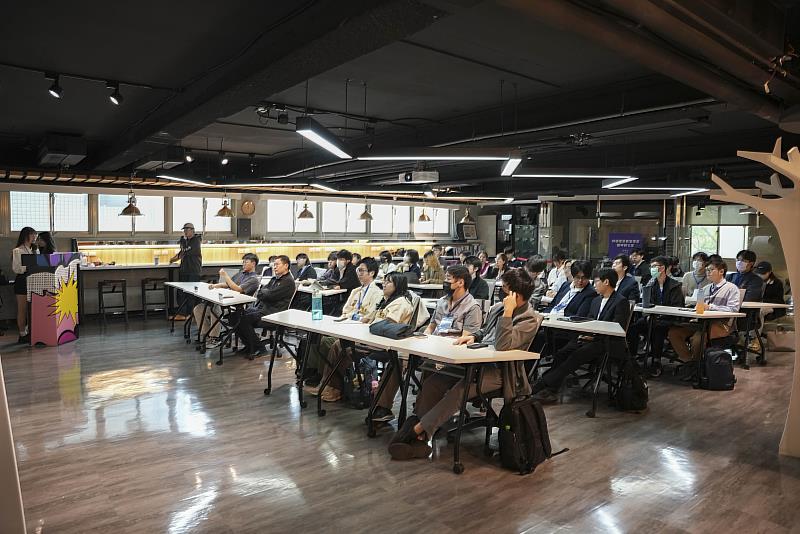 圖一、「2025 NextWave AI法創黑客松」,在東吳大學城中校區展開決賽,吸引全台10所大專院校共23組團隊參加。