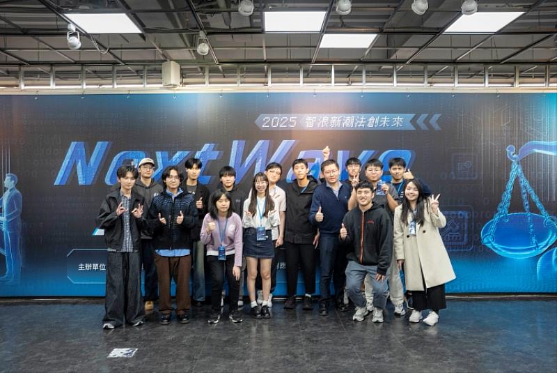 圖五、東吳人工智慧應用社指導教師與團隊合影。