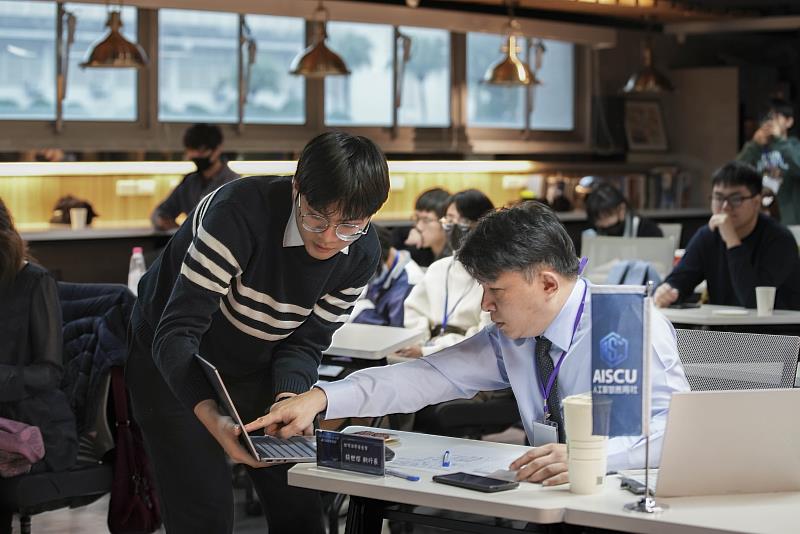 圖二、參賽者與評審進行實作交流。
