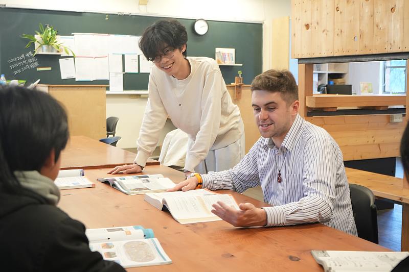 中信高中朱頡碩特殊選才錄取清大 小論文競賽優等展現學術實力