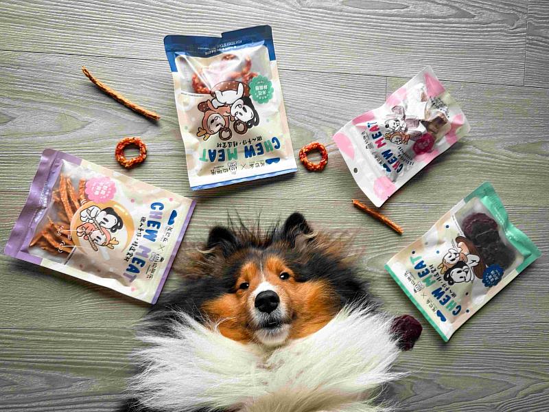 尾巴丘與文創IP「狗與鹿」聯名零食系列，匯聚4種美味，成為毛孩外出郊遊的熱門品項。（資料來源：尾巴丘毛孩選物）
