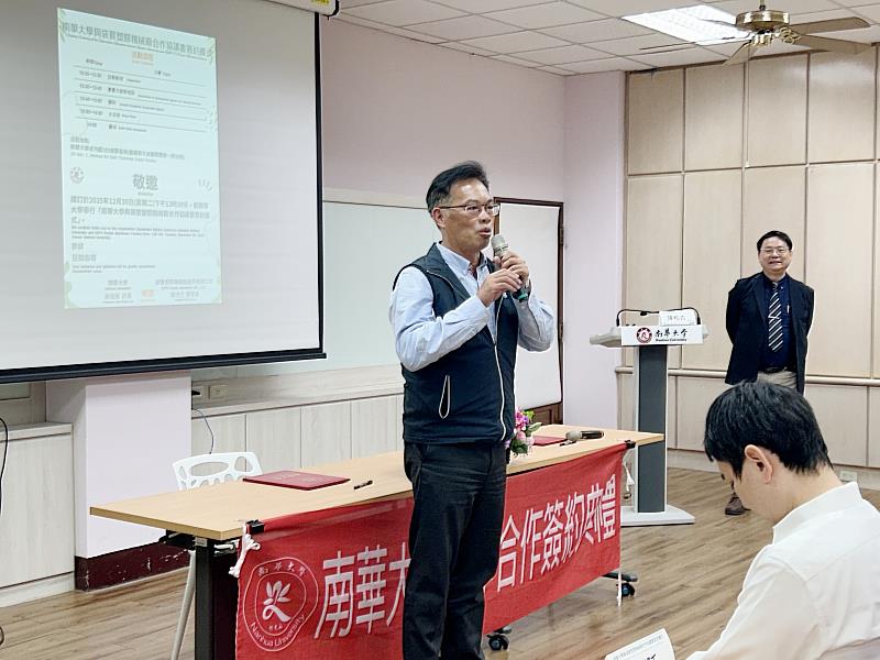 南華大學與袋寶塑膠機械廠簽署產學合作協議，嘉義縣環保局張輝川局長致詞。