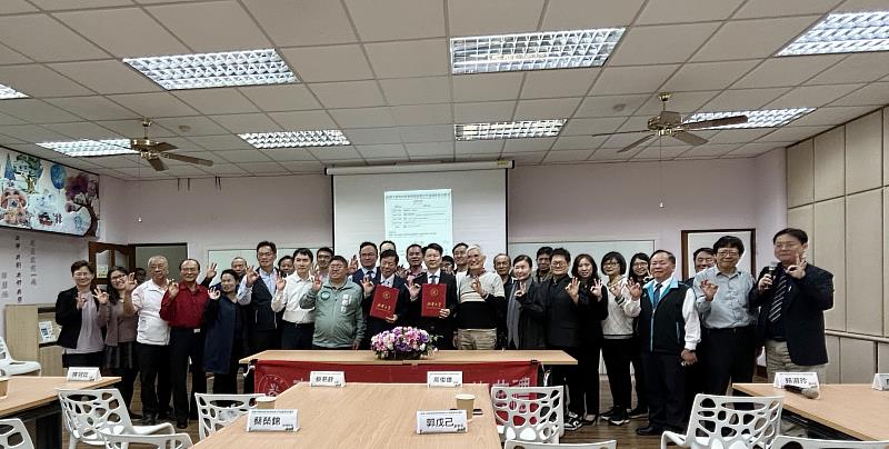 南華大學與袋寶塑膠機械廠簽署產學合作協議，與會貴賓合影。