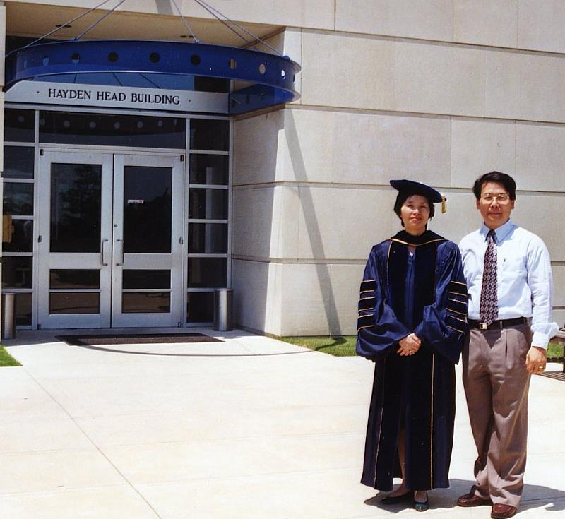 潘玉華院士當年博士授袍與夫婿李文華院士留影。