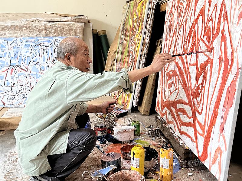 吳炫三於工作室投入創作，筆觸與色彩在畫布上推進交織，呈現他一貫原初而強烈的生命能量。其近期作品將隨鶯歌光點藝術中心於ONE ART Taipei 2026展出。