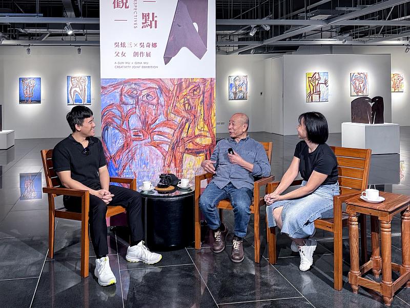 （2024年展出紀錄）「觀點－吳炫三、吳奇娜父女創作展」專訪現場，吳炫三與鶯歌光點藝術中心以藝術展開對話。此次雙方將於ONE ART Taipei 2026再次相遇，邀請觀眾走進展間感受持續生成的創作能量。