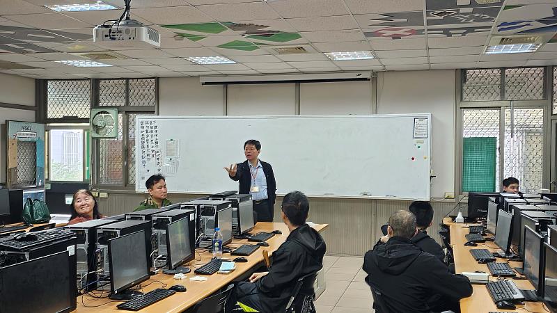 資傳系張世熙主任開場致詞。