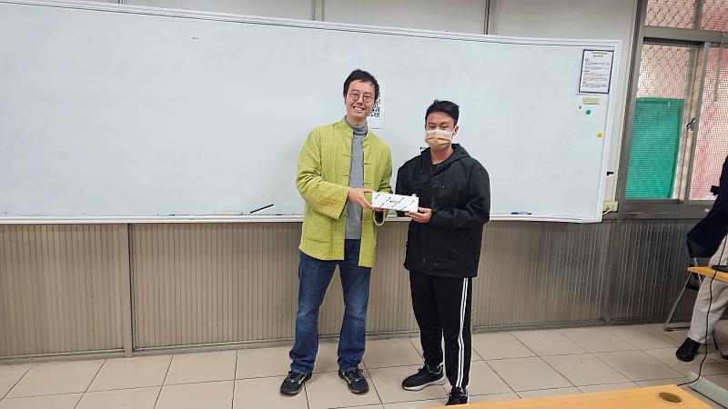 全程參與學員可參與抽獎，資傳系熊效儀老師（左）為得獎學員頒發獎品Apple Watch。