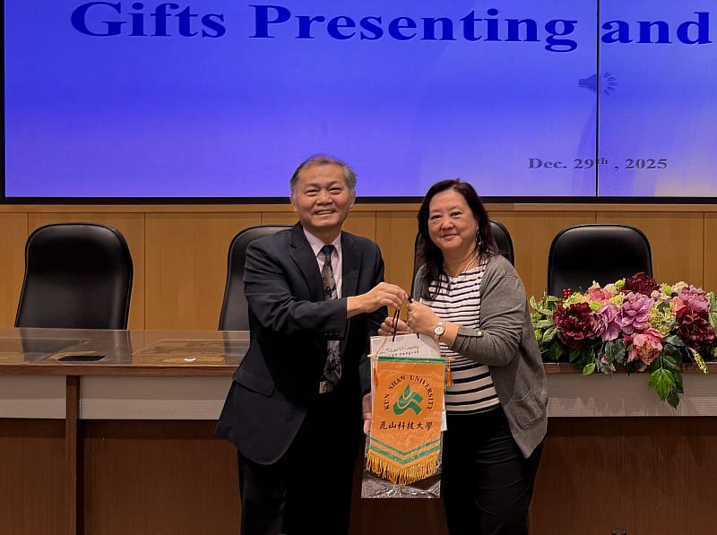侯順雄副校長（左）致贈禮品給王素嬌團長（右）。