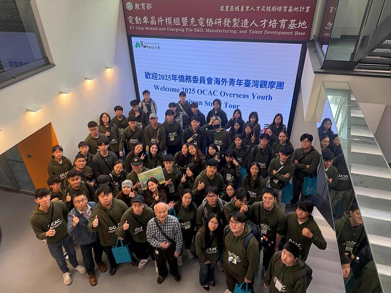 海外青年觀摩團參訪電動車基地，全體合影。