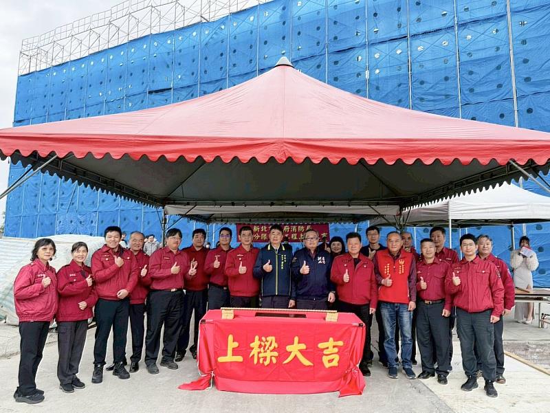 消防局蔡武忠副局長、義消及與會貴賓上樑儀式大合照。