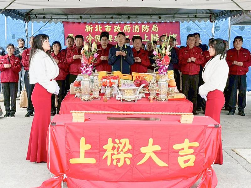 消防局蔡武忠副局長、義消及與會貴賓祝禱焚香祈福。