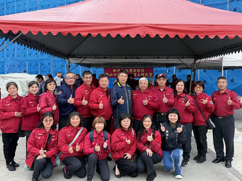 消防局蔡武忠副局長、義消及與會貴賓合照。