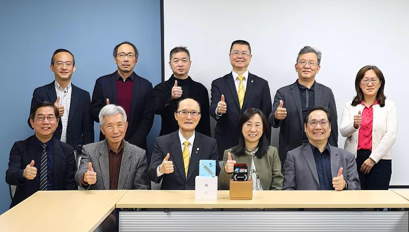 永慶房產集團董事長孫慶餘（前排中）、政治大學社會科學學院院長楊婉瑩（前排右2）、政大不動產研究中心主任楊松齡（前排右1）慶祝「政大永慶租金行情地圖」贏得國際雙獎肯定。