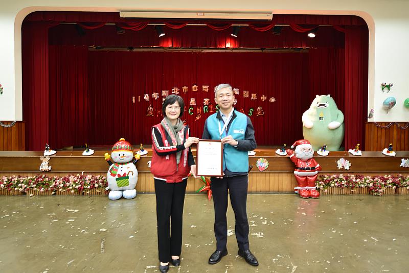 臺銀人壽主任秘書劉禹政(右)接受新北市自閉症服務協進會理事長劉郁純(左)致贈之感謝狀。