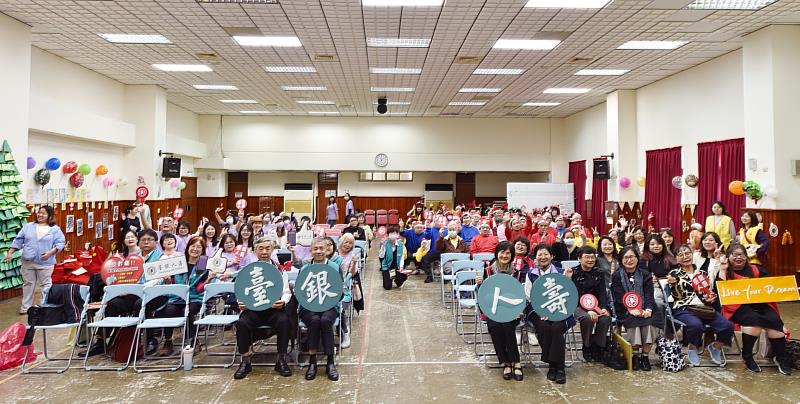 臺銀人壽主任秘書劉禹政（前排左2）與新北市自閉症服務協進會理事長劉郁純（前排左3）、新北市自閉症服務協進會常務理事林鴻達（前排左1）、新北市社會局專門委員徐綺櫻（前排左4）及所有貴賓、星兒與家長等人合影。