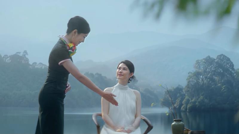 長榮航空全新機上安全影片《Flying with EVA AIR》，透過夢幻柔和的畫面與沉穩敘事節奏，強調細緻服務態度，並引導旅客瞭解各項安全指引，讓旅客感受到每趟旅程的服務與守護。