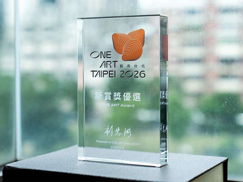 ONE ART Taipei 2026「新賞獎」優選獎牌，為朝井颯志的創作再添一筆亮眼肯定，歡迎觀眾走進鶯歌光點藝術中心展區12F ROOM 1215，近距離欣賞他更多作品細節與版畫世界。