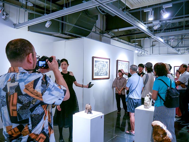 （2025年8月展出紀錄）朝井颯志偕同日本待夢藝術空間參展，於鶯歌光點展出《夢與軀殼：在美與怪之間》，並親自為觀眾導覽作品；此次於ONE ART Taipei 2026再次相遇，延續與光點的創作對話。