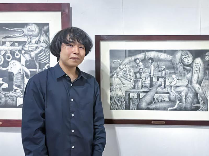 藝術家朝井颯志以銅版畫建構層層疊合的畫面語言，讓觀看在細節中慢慢生成秩序。本次將隨鶯歌光點藝術中心參與ONE ART Taipei 2026。