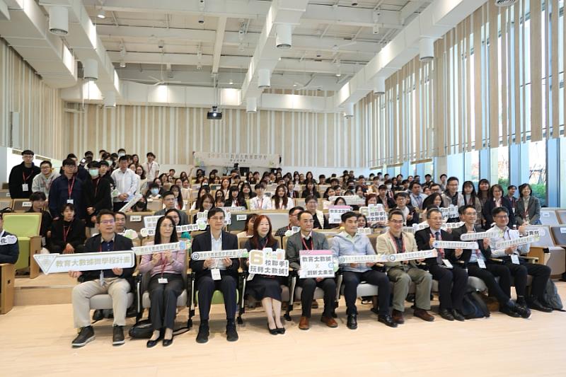 12月30日,逢甲大學於共善樓大講堂主辦「2025年教育大數據微學程6校聯合成果展」。