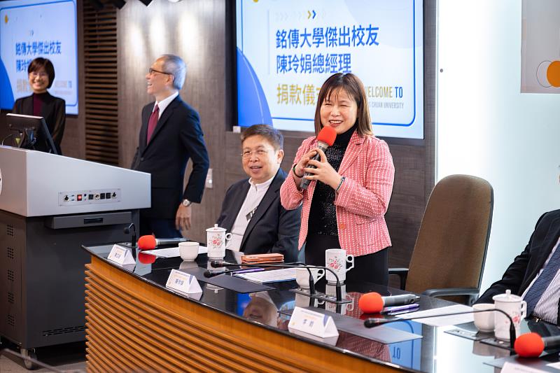 威剛科技總經理陳玲娟傑出校友，與夫婿陳立白董事長，合計捐贈新臺幣2千萬元支持校園建設。