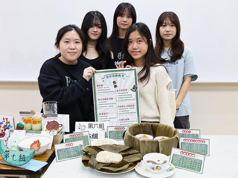 中山醫大營養系學生製作港式料理並細緻調整餐點質地，呈現高齡友善飲食。