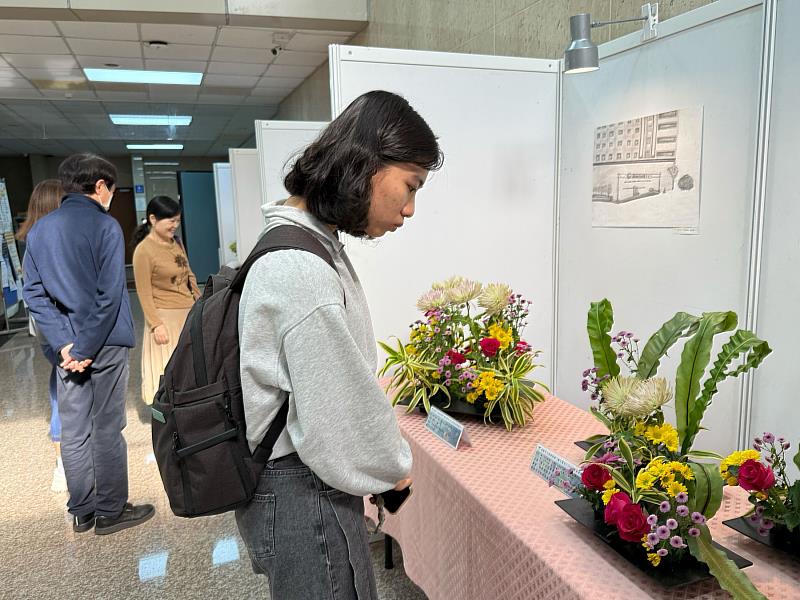 學生駐足欣賞花藝作品。