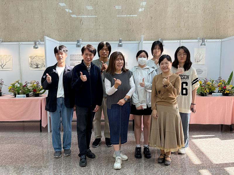 中山醫大師生展現通識藝術實作結合醫學人文的教學成果。