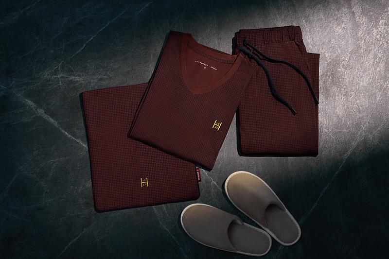 星宇航空頭等艙家居服與英國頂級訂製西服品牌 HUNTSMAN合作,曾登上電影「金牌特務」的HUNTSMAN是英國頂級訂製西服的經典代表,也是英國貴族的首選。