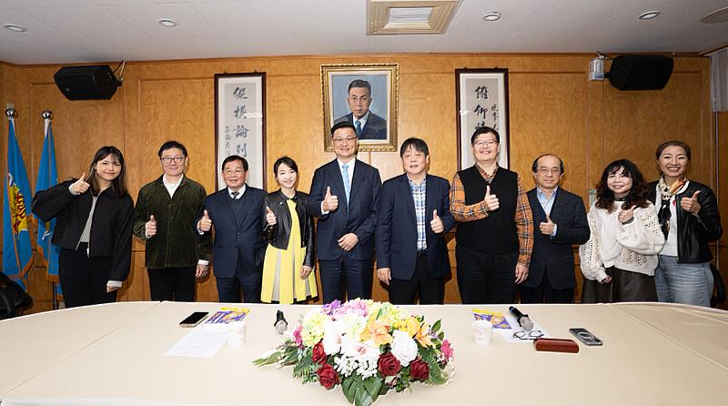 文大師長與貴賓合影留念，共同見證產學合作的重要時刻。