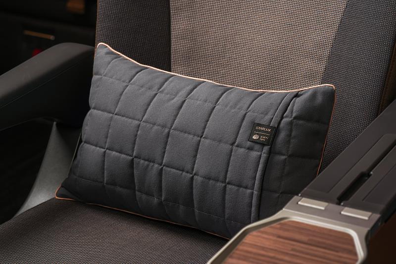 豪華經濟艙也將提供與台灣知名寢具品牌「眠豆腐」聯名枕套,提供旅客更放鬆乘坐體驗。