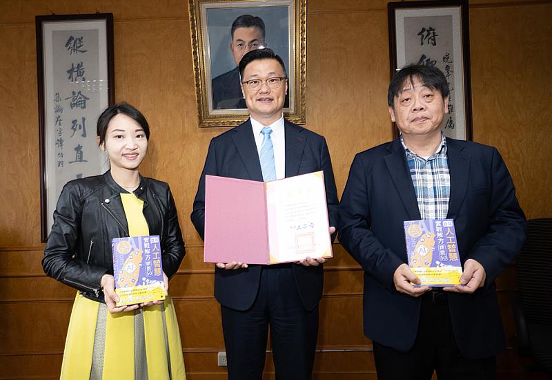 文化大學校長王子奇（左）與皓博科技呂宏益執行長（中）出席贈書儀式，象徵校園與產業攜手推動AI教育。右為台灣人工智慧協會執行長林筱玫。