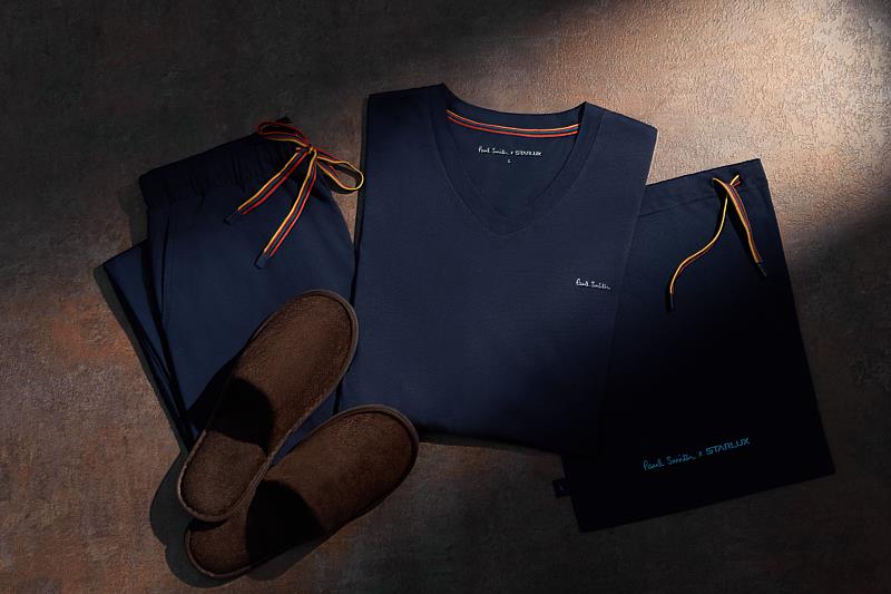 商務艙家居服則攜手英國時尚品牌Paul Smith,以品牌一貫大膽而不失優雅的設計風格,為長途飛行注入輕鬆且富有品味的時尚氛圍。
