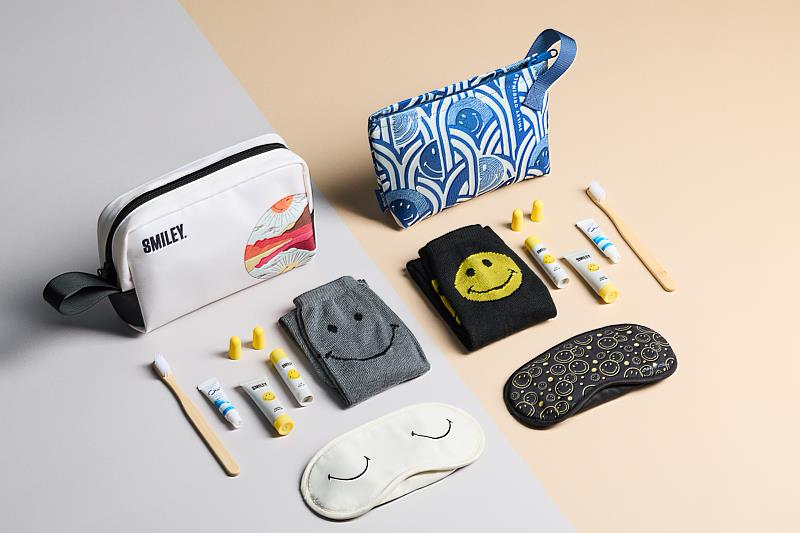 深受旅客喜愛的豪華經濟艙SMILEY聯名過夜包亦規劃於2026年2月底迎來全新改版。此次設計以「海洋藍」與「悠閒米」為主題色系,陪伴旅客在長程飛行中保持愉悅心情。
