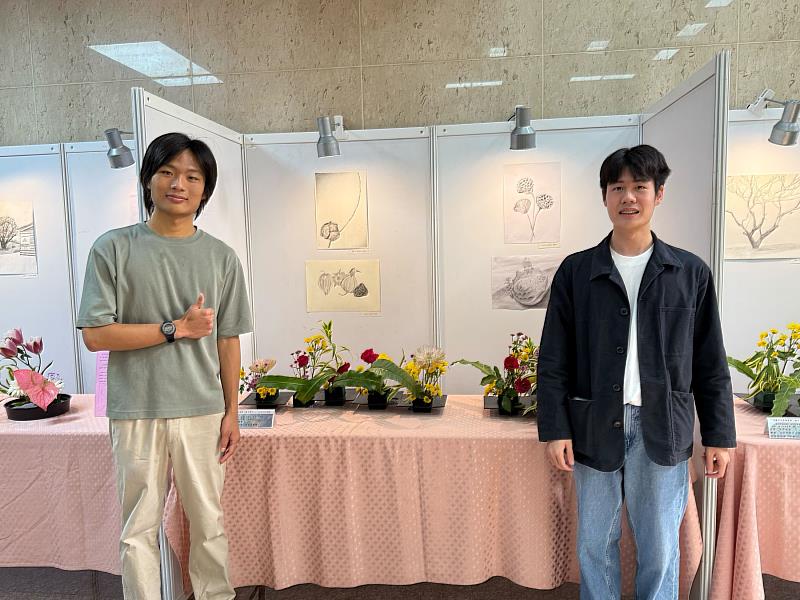學生於個人創作作品前合影,呈現通識課程藝術實作成果。