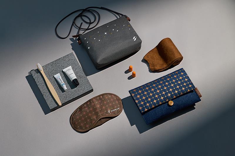 經濟艙自2026年4月中推出全新升級的經濟艙過夜包,外袋亦針對去程與回程設計不同款式,增加收藏樂趣。此次還加入Urban Apothecary護唇膏,為長途飛行增添一抹沉穩舒心的氣息。