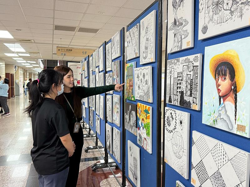 禪繞畫作品以重複線條與圖樣呈現,展現學生創作成果。